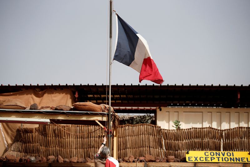 &copy; Reuters. Les ministres français des Affaires étrangères et des Armées se rendent jeudi et vendredi au Niger pour redessiner la stratégie de la France au Sahel après le retrait des troupes françaises du Mali. /Photo d'archives/REUTERS/Benoit Tessier