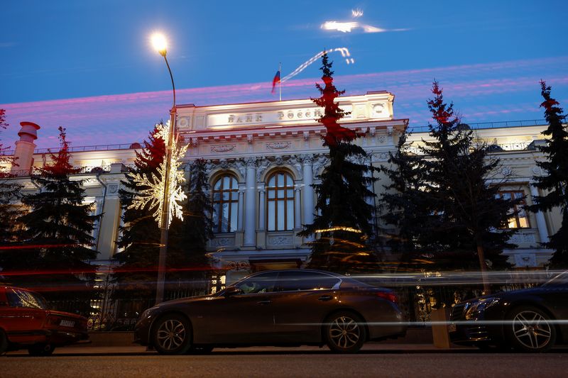 © Reuters. FILE PHOTO: Cars are parked in front of Russia's Central Bank headquarters in Moscow, Russia March 29, 2021. REUTERS/Maxim Shemetov