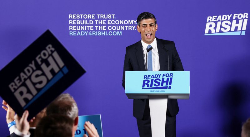 &copy; Reuters. وزير المالية البريطاني السابق ريشي سوناك أثناء جولة انتخابية في لندن يوم الثلاثاء. تصوير: هنري نيكولز - رويترز