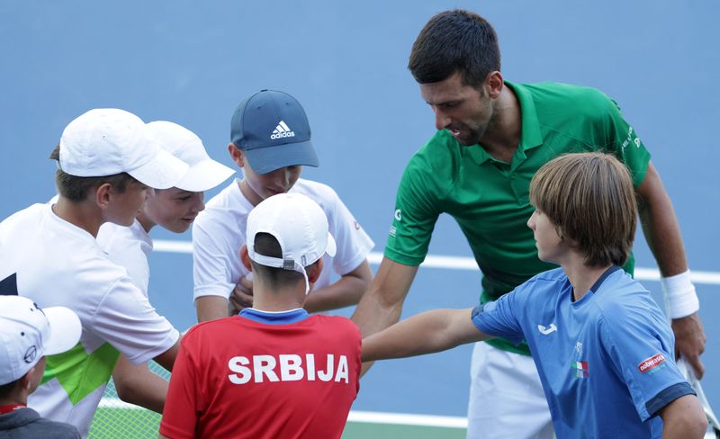 &copy; Reuters. لاعب التنس نوفاك ديوكوفيتش أثناء افتتاح مركز تدريبي في البوسنة يوم الأربعاء. تصوير: دادو روفيتش - رويترز