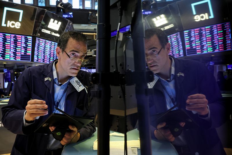 © Reuters. Operador trabalha no salão da Bolsa de Valores de Nova York, EUA
07/06/2022
REUTERS/Brendan McDermid