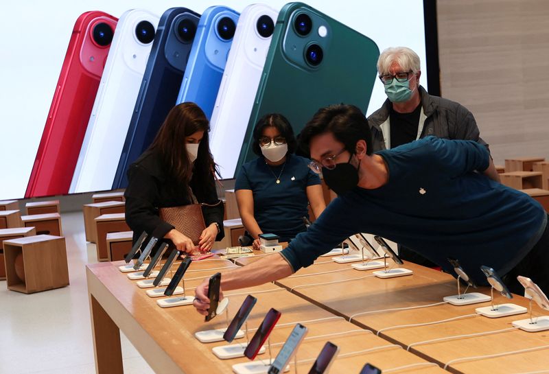 © Reuters. Funcionário organiza iPhones enquanto clientes compram em loja da Apple na 5ª Avenida logo após novos produtos serem colocados à venda em Manhattan, Nova York, EUA
18/03/2022
REUTERS/Mike Segar