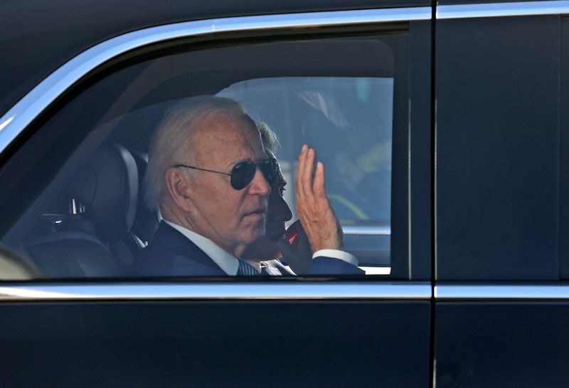 &copy; Reuters. El presidente de Estados Unidos, Joe Biden, saluda al salir del aeropuerto israelí Ben Gurion, de camino a Jersualén, cerca de Tel Aviv, Israel. 13 de julio de 2022. Gil Cohen-Magen