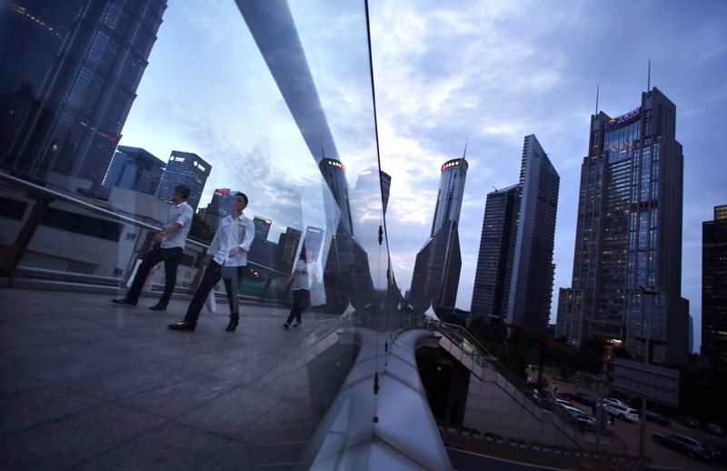 &copy; Reuters. FILE PHOTO: People cross a bridge at Pudong financial district in Shanghai August 11, 2014. REUTERS/Carlos Barria  