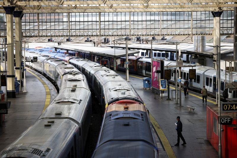 © Reuters. 英国の鉄道職員による２つの労組が１３日、インフレが進む中で給与と雇用条件の改善を求め、今月２７日に２４時間ストライキを行うと発表した。写真は６月２１日、ロンドンで撮影（２０２２年　ロイター/Henry Nicholls）