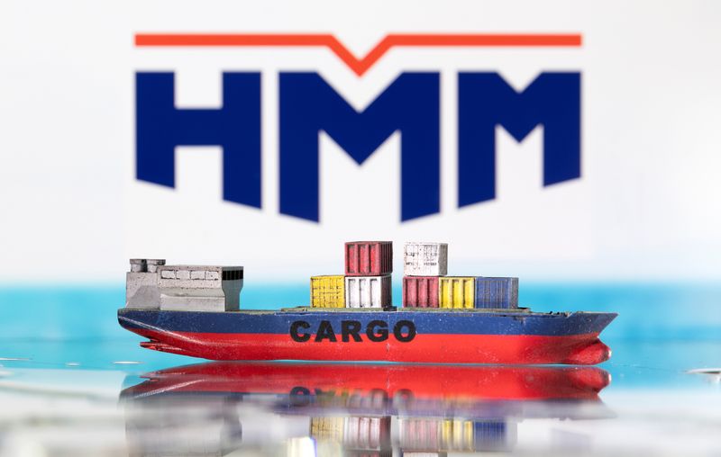 © Reuters. FILE PHOTO: A cargo ship boat model is pictured in front of the HMM logo in this illustration taken March 3, 2022. REUTERS/Dado Ruvic/Illustration