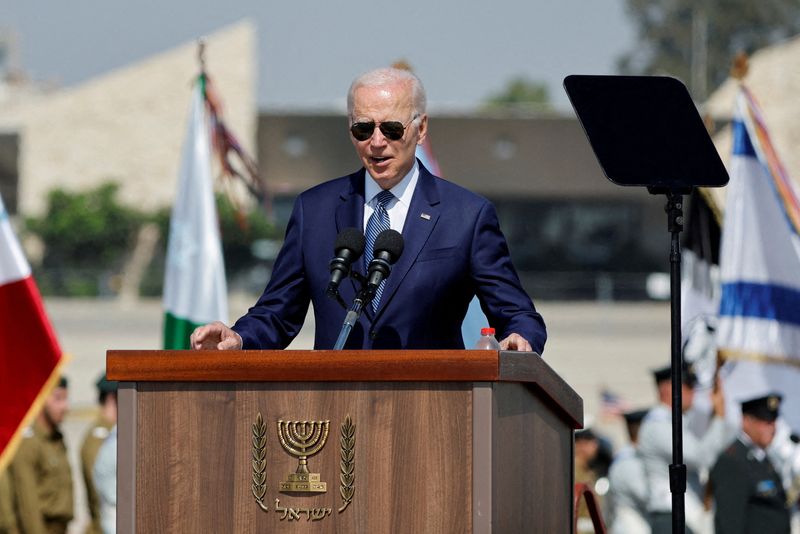 &copy; Reuters. FOTO DE ARCHIVO. El presidente de Estados Unidos, Joe Biden, pronuncia un discurso durante una ceremonia de bienvenida en el aeropuerto internacional Ben Gurion en Lod, cerca de Tel Aviv, Israel. 13 de julio de 2022. REUTERS/Ammar Awad