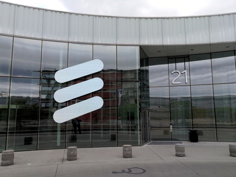 &copy; Reuters. Ericsson a publié jeudi un bénéfice trimestriel en hausse qui a toutefois manqué les attentes, l'augmentation des coûts des composants et de la logistique ayant pesé sur sa marge. /Photo d'archives/REUTERS/Olof Swahnberg