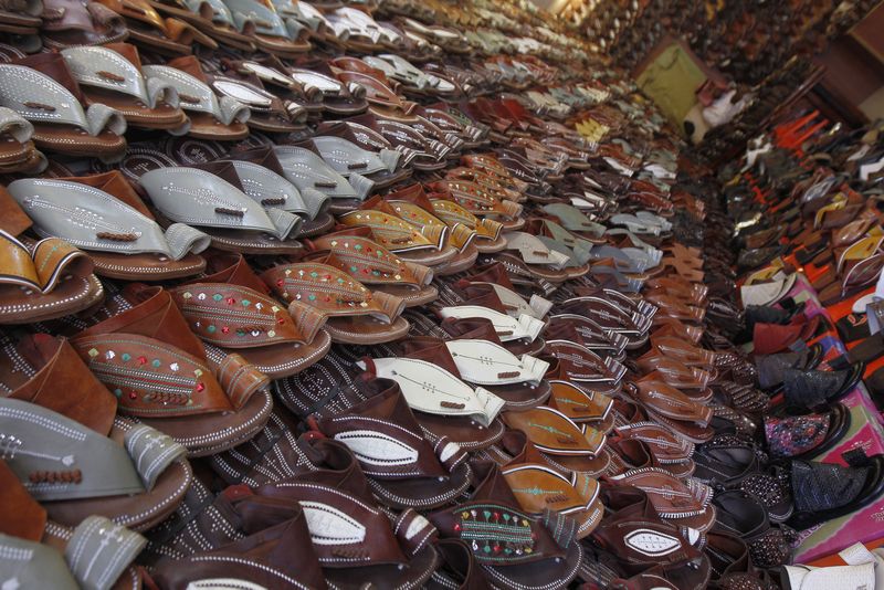 &copy; Reuters. FILE PHOTO: Traditional Saudi sandals are displayed for sale at Souq Al Zal in downtown Riyadh January 8, 2012. REUTERS/Fahad Shadeed 