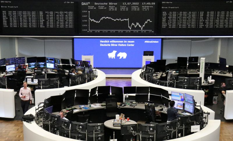 &copy; Reuters. شاشة تظهر حركة تداول الأسهم في مؤشر داكس الألماني ببورصة فرانكفورت يوم الأربعاء. تصوير رويترز .