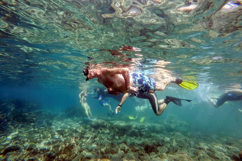 &copy; Reuters. Visitantes nadan en el parque arqueológico submarino del antiguo puerto de Amatunte, en Limasol, Chipre. 9 de julio de 2022. REUTERS/Yiannis Kourtoglou