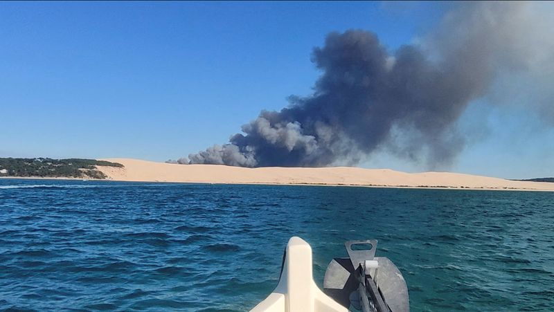 &copy; Reuters. El humo se eleva sobre los incendios de la Gironda, visto desde la Duna de Pilat, en la Bahía de Arcachon, Francia,12 de julio de 2022, en esta imagen fija obtenida de un vídeo en las redes sociales. REUTERS/Quentin