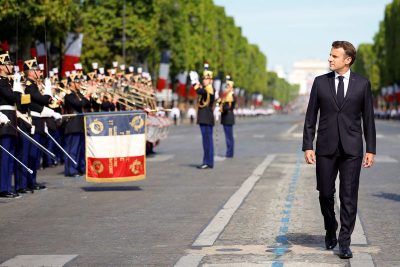 &copy; Reuters. Emmanuel Macron a passé en revue jeudi matin les troupes de l'Armée française sur l'avenue des Champs-Elysées, donnant le coup d'envoi au traditionnel défilé du 14-Juillet, marqué cette année par la guerre en Ukraine, qui ne montre pas de signe de