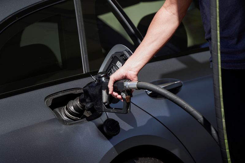 © Reuters. FILE PHOTO: A customer refuels their vehicle at a Mobil gas station in Beverly Boulevard in West Hollywood, California, U.S., March 10, 2022. Picture taken March 10, 2022. REUTERS/Bing Guan