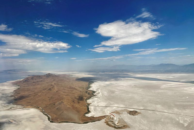 &copy; Reuters. Dry land surrounds Antelope Island where there used to be water in the Great Salt Lake, in Salt Lake City, Utah, U.S., July 13, 2022. REUTERS/Brian Snyder    