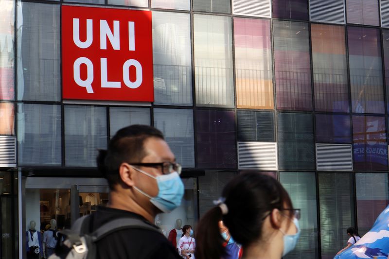 &copy; Reuters. Le groupe japonais Fast Retailing, propriétaire de la marque de vêtements Uniqlo, a annoncé jeudi un bénéfice trimestriel record, la faiblesse du yen et la vigueur des ventes aux Etats-Unis ayant compensé l'effondrement du marché chinois frappé pa