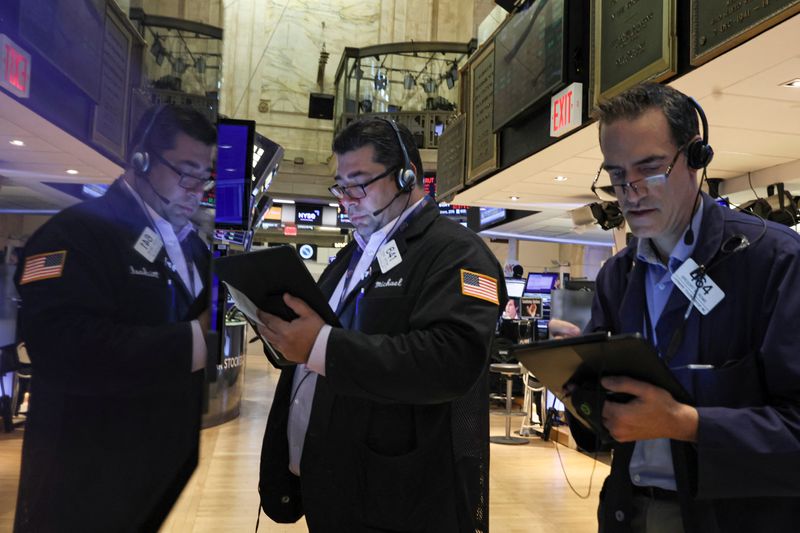 &copy; Reuters. Traders work on the floor of the New York Stock Exchange (NYSE) in New York City, U.S., July 13, 2022. REUTERS/Brendan McDermid