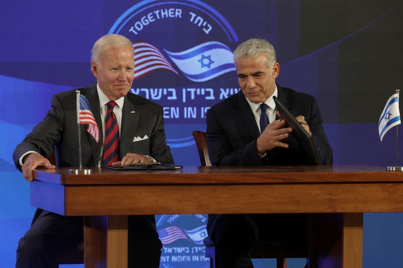 © Reuters. U.S. President Joe Biden and Israeli Prime Minister Yair Lapid attend the first virtual meeting of the 