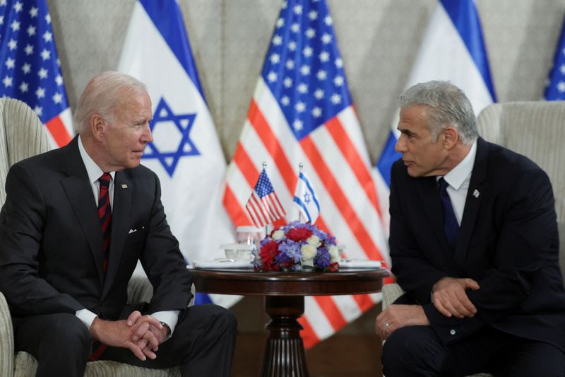 &copy; Reuters. El presidente estadounidense, Joe Biden, y el primer ministro israelí, Yair Lapid, participan en una reunión bilateral, en Jerusalén. 14 de julio de 2022. REUTERS/Evelyn Hockstein