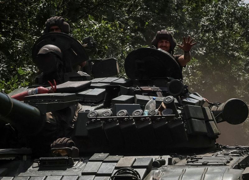 &copy; Reuters. FOTO DE ARCHIVO. Militares ucranianos montan un tanque cerca de una línea del frente, en medio del ataque de Rusia a Ucrania, en la región del Dombás, Ucrania. 13 de julio de 2022. REUTERS/Gleb Garanich