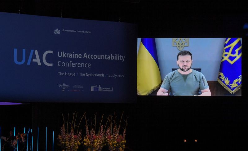 &copy; Reuters. الرئيس الأوكراني فولوديمير زيلينسكي يتحدث خلال مؤتمر دولي بشأن بلاده يوم الخميس. تصوير : بروشكا فان دى واو-رويترز . 
