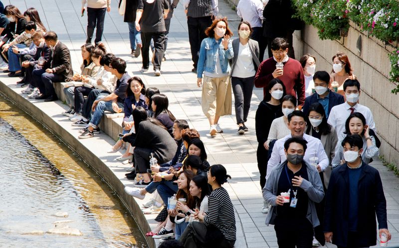 &copy; Reuters. Pessoas usam máscaras de proteção em Seul
03/05/2022 REUTERS/ Heo Ran