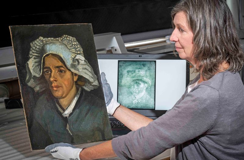 &copy; Reuters. Un autoportrait de l'artiste post-impressionniste néerlandais Vincent van Gogh a été découvert par un musée écossais, caché derrière l'un de ses tableaux, ont déclaré jeudi les National Galleries of Scotland. /Photo prise le 14 juillet 2022/REUT