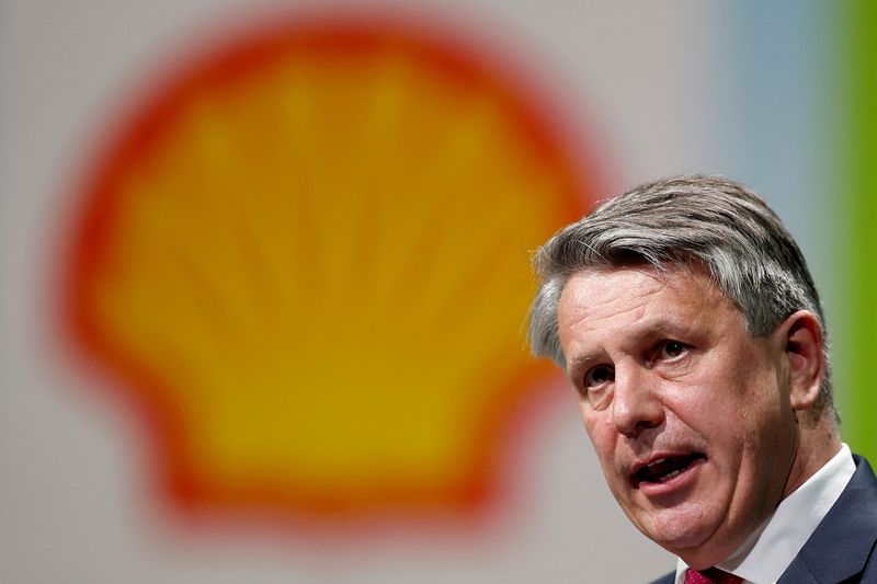 &copy; Reuters. FOTO DE ARCHIVO. CEO de  Shell van Beurden habla durante una Conferencia en París