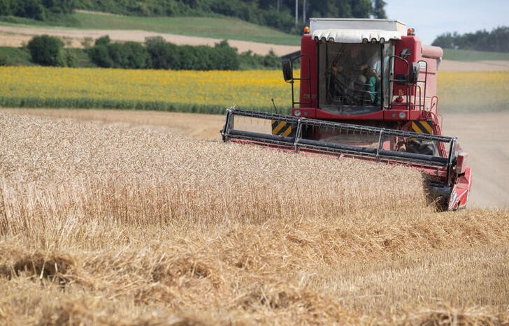 &copy; Reuters. El agricultor suizo Oswald Rohner cosecha su campo de trigo cerca de Schneisingen, Suiza