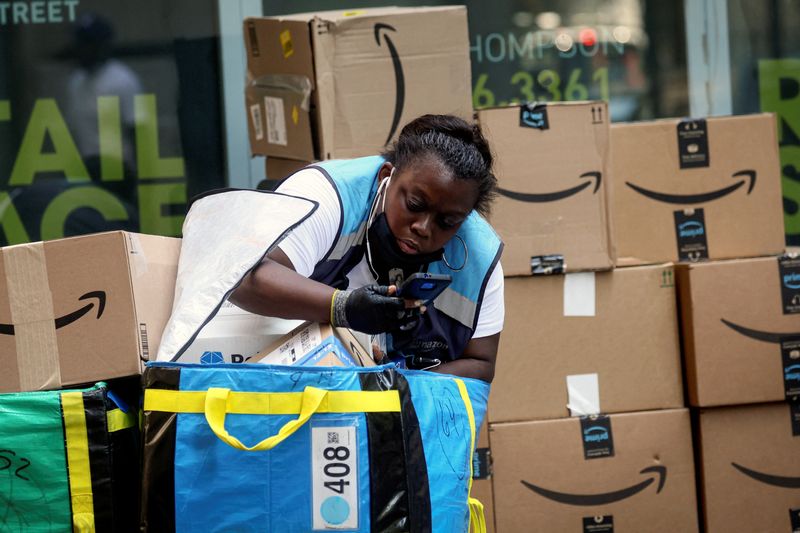 &copy; Reuters. FILE PHOTO: An Amazon delivery worker checks packages in New York City, U.S., July 11, 2022.  REUTERS/Brendan McDermid