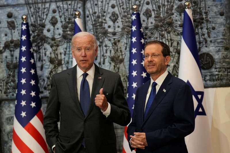 © Reuters. الرئيس الأمريكي جو بايدن أثناء استقباله من قبل نظيره الاسرائيلي  إسحاق هرتسوج في القدس يوم الخميس. صورة لرويترز من ممثل لوكالات الأنباء.