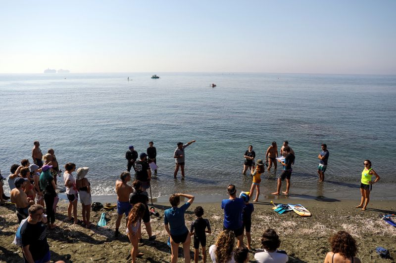 &copy; Reuters. أفراد ينتظرون زيارة أول متنزه أثري تحت الماء في ليماسول بقبرص في صورة بتاريخ التاسع من يوليو تموز 2022. تصوير: يانيس كورتوجلو - رويترز. 