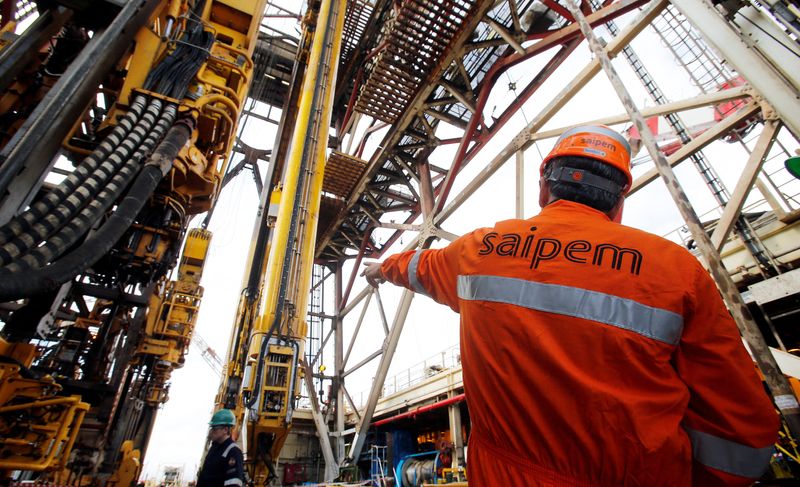 &copy; Reuters. Un operaio con il logo Saipem sulla tuta a Genova. REUTERS/Alessandro Garofalo/
