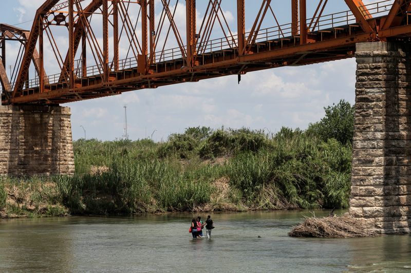 &copy; Reuters. Imagen de archivo de migrantes en busca de asilo cruzando el río Grande hacia Estados Unidos desde México en Piedras Negras, México. 13 de julio, 2022. REUTERS/Go Nakamura/Archivo