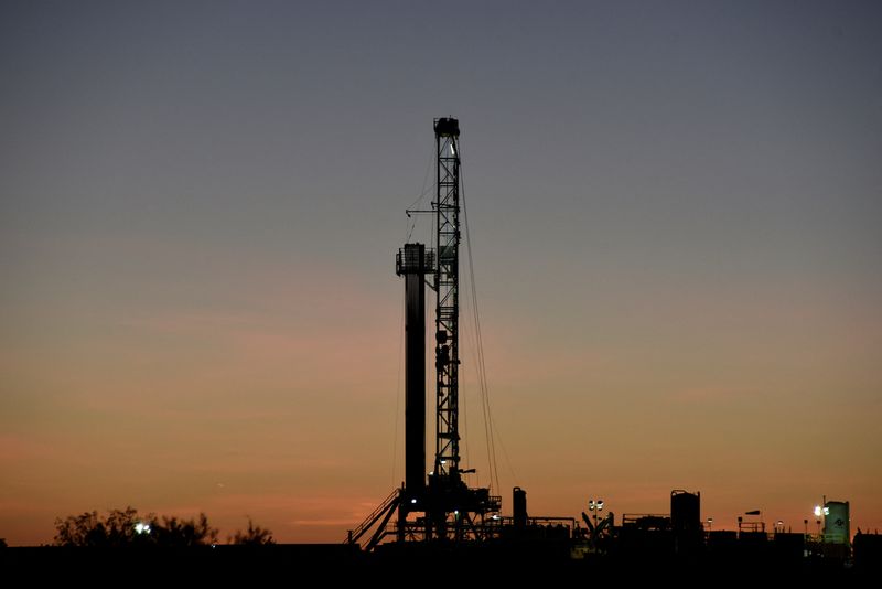 &copy; Reuters. FILE PHOTO: A horizontal drilling rig on a lease owned by Parsley Energy operates at sunrise in the Permian Basin near Midland, Texas U.S. August 24, 2018. REUTERS/Nick Oxford