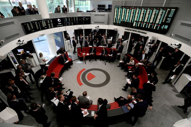 &copy; Reuters. FILE PHOTO: Traders work on the floor of the London Metal Exchange in London, Britain, September 27, 2018. REUTERS/Simon Dawson/File Photo