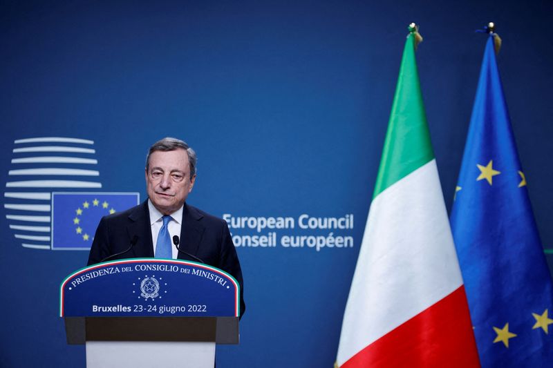 &copy; Reuters. IMAGEN DE ARCHIVO. El primer ministro italiano, Mario Draghi, durante una conferencia de prensa en la cumbre de líderes de la Unión Europea en Bruselas, Bélgica. Junio 24, 2022. REUTERS/Johanna Geron/File Photo