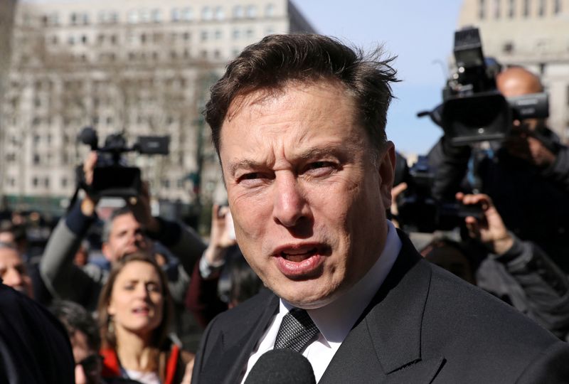 © Reuters. FILE PHOTO: Tesla CEO Elon Musk leaves Manhattan federal court after a hearing on his fraud settlement with the Securities and Exchange Commission (SEC) in New York City, U.S. April 4, 2019.  REUTERS/Brendan McDermid/File Photo
