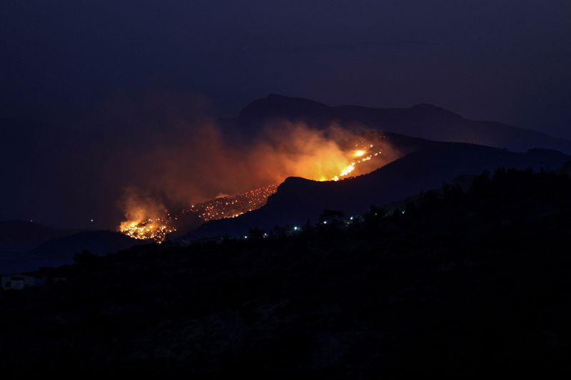&copy; Reuters. Un incendio forestal se desata en la ladera de una montaña en la isla de Samos, Grecia, el 13 de julio de 2022. REUTERS/Sofianos Drapaniotis