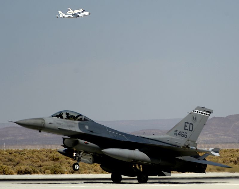 &copy; Reuters. FILE PHOTO: An F-16 fighter jet is seen in the foreground as the space shuttle Endeavour makes a flyby before landing at Edwards Air Force Base in California, September 20, 2012. REUTERS/Gene Blevins 