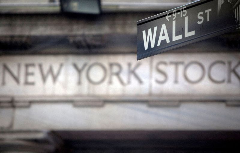 © Reuters. FILE PHOTO: A Wall Street sign is pictured outside the New York Stock Exchange in New York, October 28, 2013. REUTERS/Carlo Allegri/File Photo