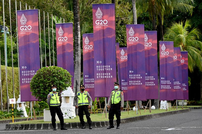 &copy; Reuters. Policiais em frente a faixas da cúpula do G20 perto do local da Reunião dos Ministros das Finanças do G20 em Nusa Dua, na ilha balneária de Bali, na Indonésia
14/07/2022
Sonny Tumbelaka/Pool via REUTERS