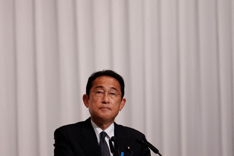 &copy; Reuters. 岸田文雄首相は１５日、物価・賃金・生活総合対策本部であいさつし、食料品価格の上昇を抑制するために行う肥料高対策について「今月中にも予備費を措置する」と述べた。写真は自民党