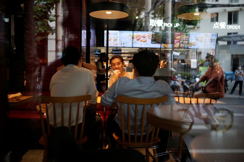 &copy; Reuters. FILE PHOTO: Customers have their lunch inside a restaurant, as restaurants resume dine-in services amid the coronavirus disease (COVID-19) outbreak, in Shanghai, China June 29, 2022. REUTERS/Aly Song