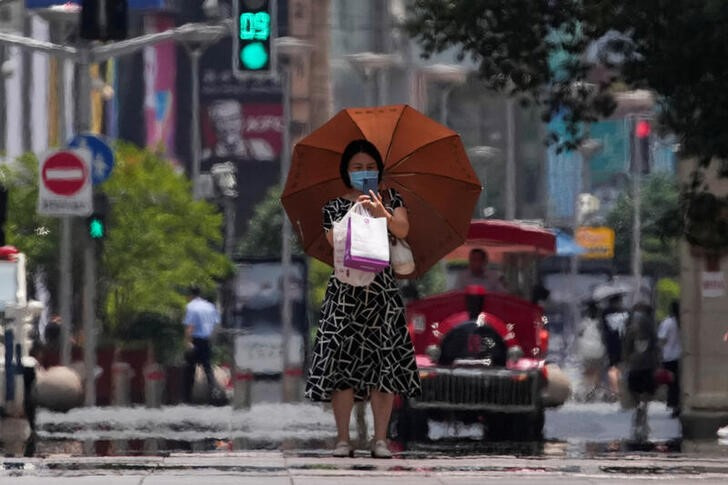 &copy; Reuters. 　７月１５日、ロイターの集計によると、新型コロナウイルスの感染者は世界全体で５億５６３４万人を超え、死者は６７７万９９７９人となった。写真は上海で１３日撮影（２０２２年　