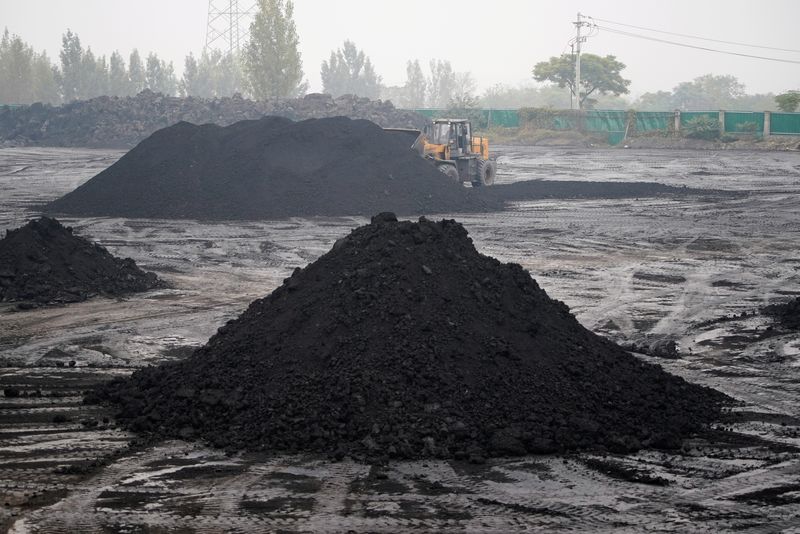 &copy; Reuters. 　７月１５日、中国国家統計局が１５日発表した統計によると、６月の１日当たりの石炭生産量は前月比６．６％増の１２６４万トンだった。写真は河南省の炭鉱近くで作業する掘削機。昨