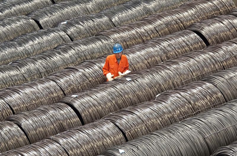 &copy; Reuters. 　７月１５日、中国国家統計局（ＮＢＳ）が１５日発表した６月の粗鋼生産は９０７３万トンと、前年同月比で３．３％減少した。写真は鉄製のワイヤを検査する様子。中国の大連で２０１