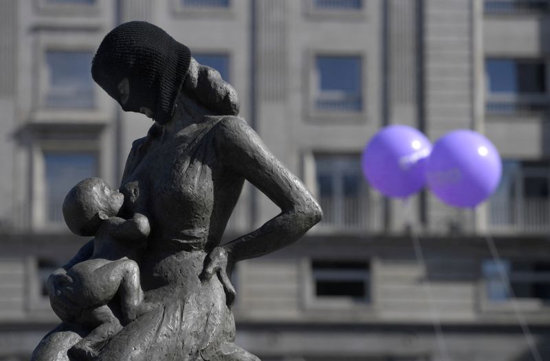 &copy; Reuters. FOTO DE ARCHIVO: Una escultura cubierta con una máscara negra durante una manifestación por los derechos de las mujeres en el Día Internacional de la Mujer, en Oviedo, España, 8 de marzo de 2018. REUTERS/Eloy Alonso