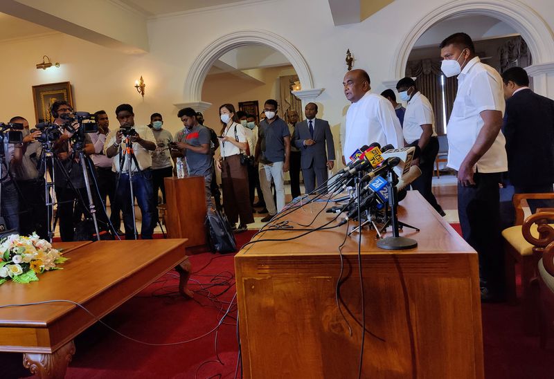 &copy; Reuters. El presidente del Parlamento de Sri Lanka, Mahinda Yapa Abeywardena, sale después de una conferencia de prensa, en medio de la crisis económica del país, en Colombo, Sri Lanka, el 15 de julio de 2022. REUTERS/Alasdair Pal