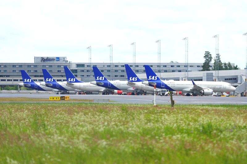 &copy; Reuters. FILE PHOTO: SAS airplanes are parked at the Oslo Airport Gardermoen, as Scandinavian airlines (SAS) pilots go on strike, Norway July 4, 2022. Beate Oma Dahle/NTB via REUTERS   